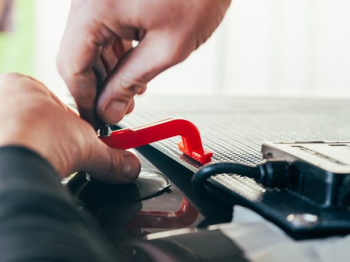 Geklebtes Solarmodul wird fixiert