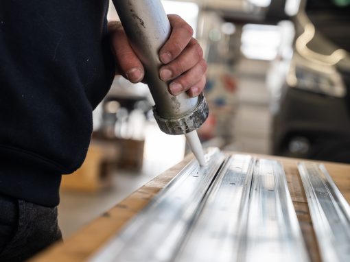 Sika-Flex wird auf Airlineschiene aufgetragen