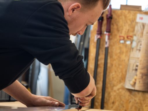 Bodenbelag wird geschnitten